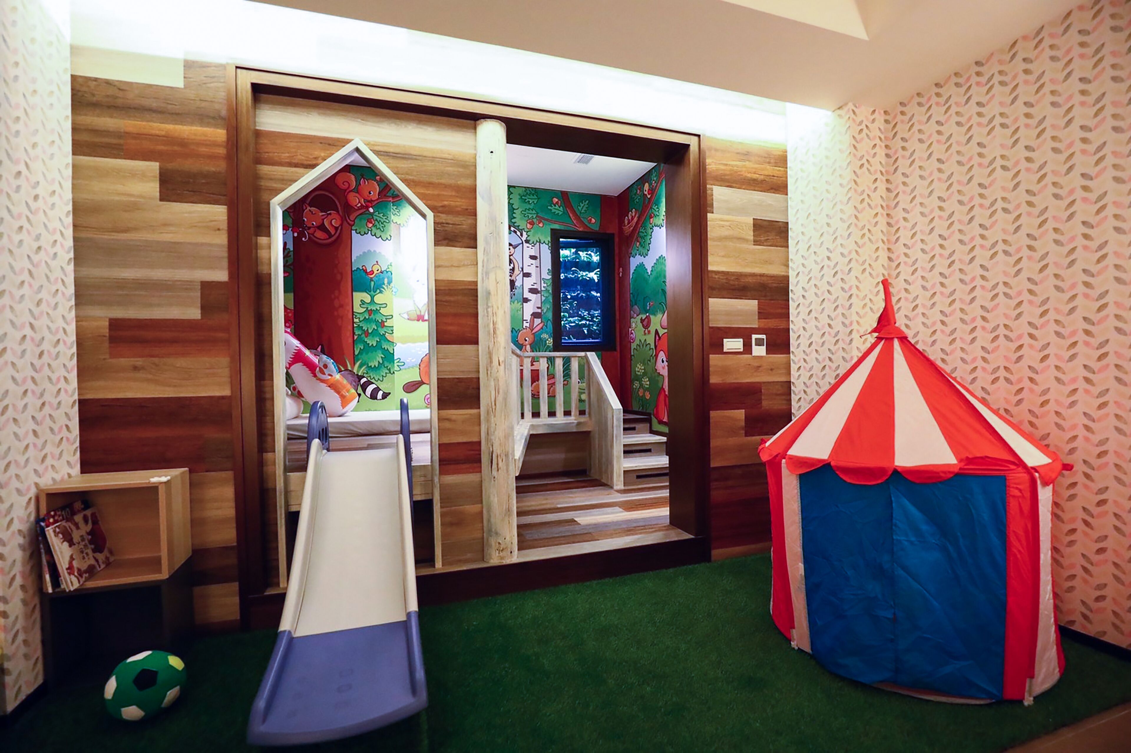 family room with kids amenities | 1 bedroom, down duvets, in-room safe, blackout curtains