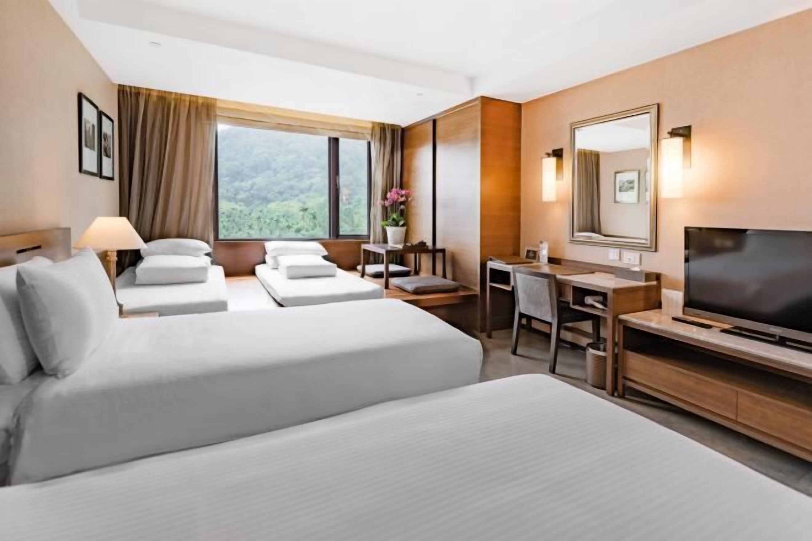 Down comforters, in-room safe, blackout drapes, soundproofing