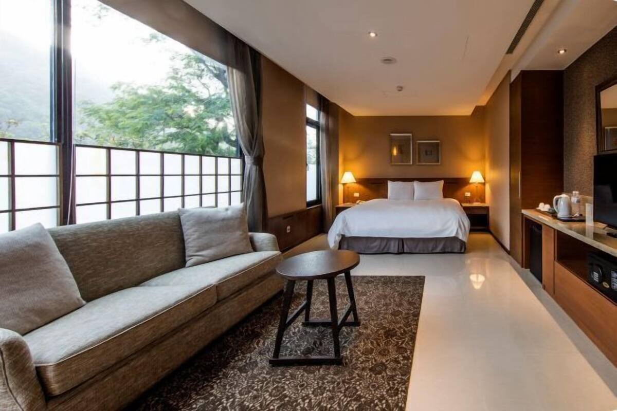 1 habitación, cubrecamas y caja de seguridad en la habitación