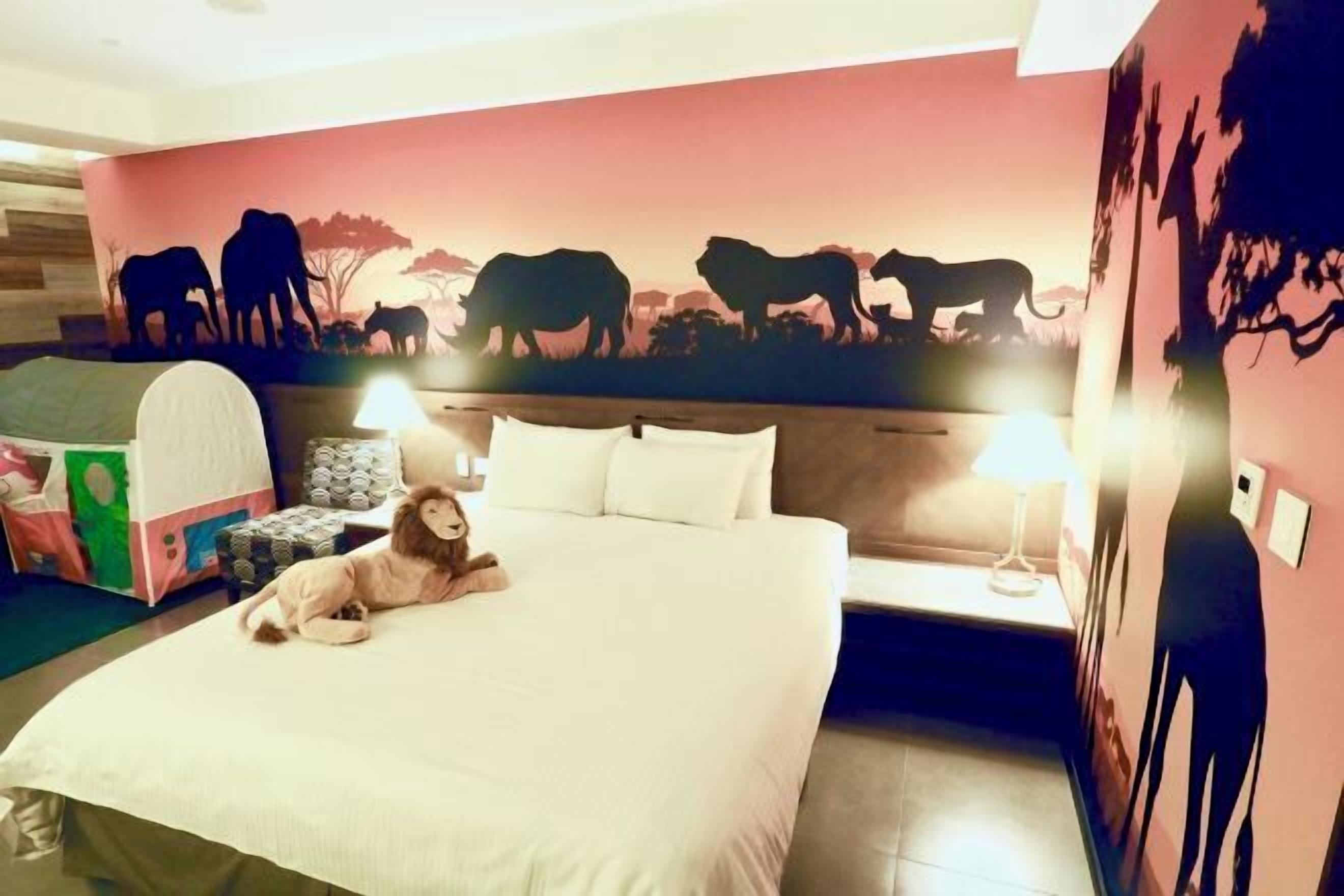 Down comforters, in-room safe, blackout drapes, soundproofing