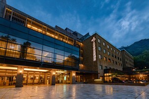 A szálláshely homlokzata – este/éjszaka