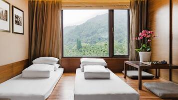 Habitación cuádruple Deluxe, varias camas | Vista a la montaña