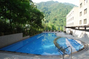 Seasonal outdoor pool, pool umbrellas, sun loungers - The Great Roots Forestry SPA Resort (New Taipei City)