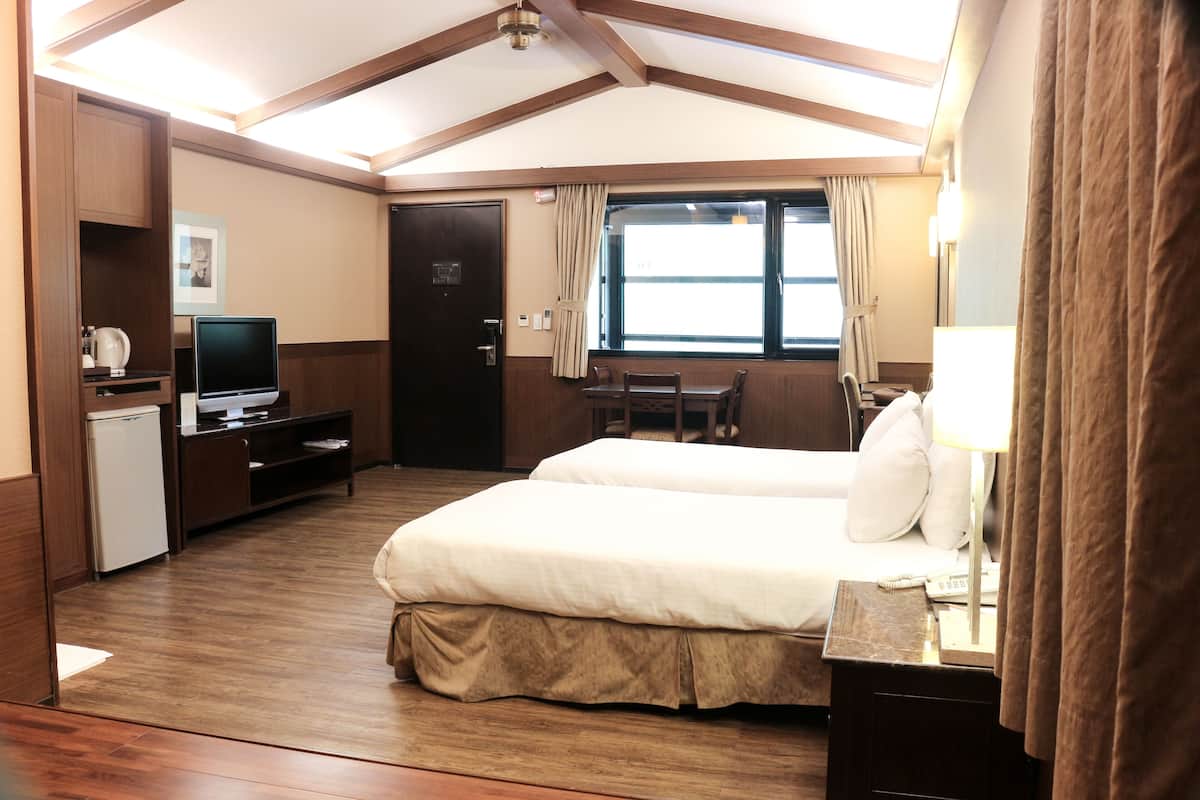 Signature Twin kamer, 2 eenpersoonsbedden, uitzicht op gebergte (Pet-friendly) | 1 slaapkamer, donzen dekbedden, een kluis op de kamer