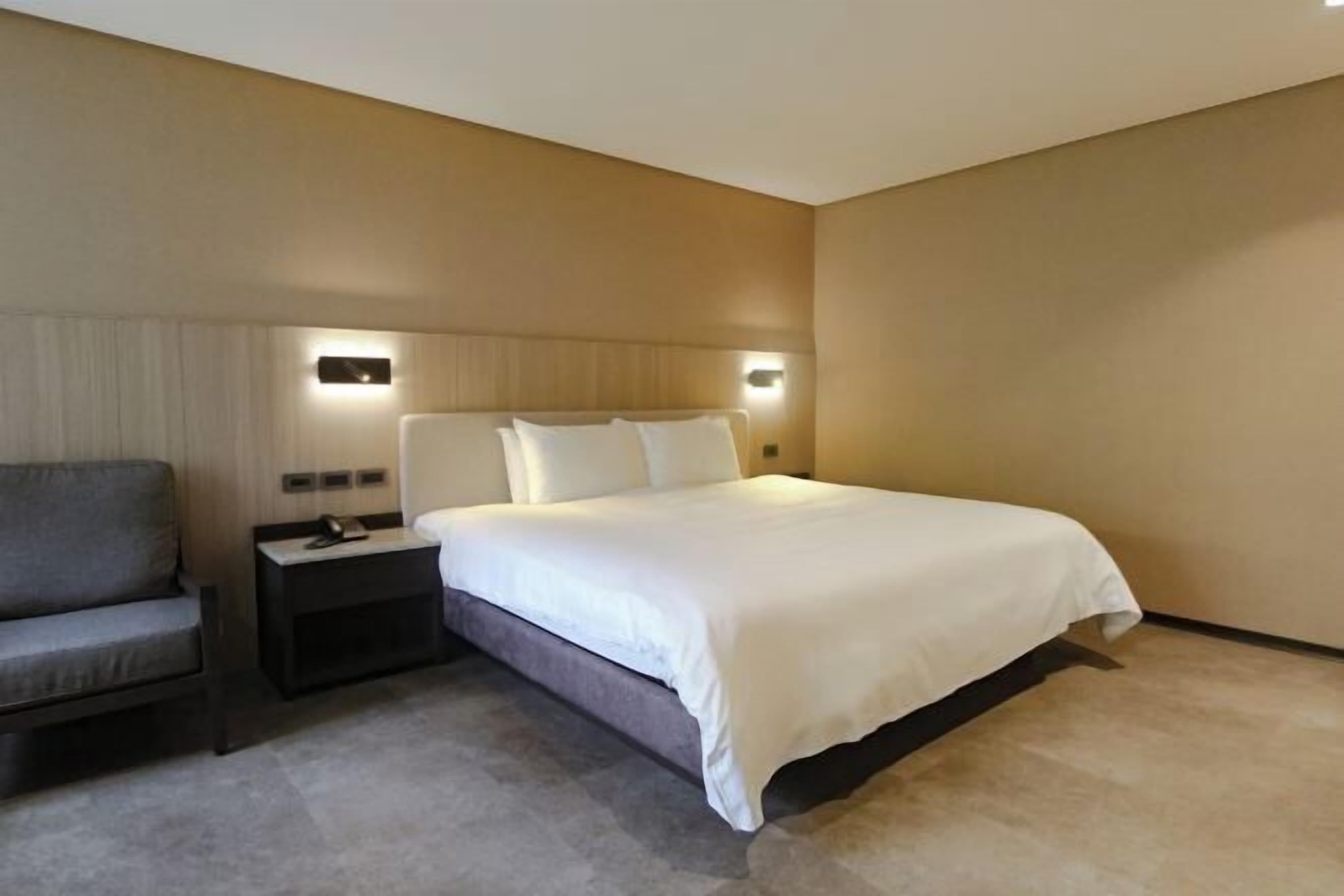 Down comforters, in-room safe, blackout drapes, soundproofing