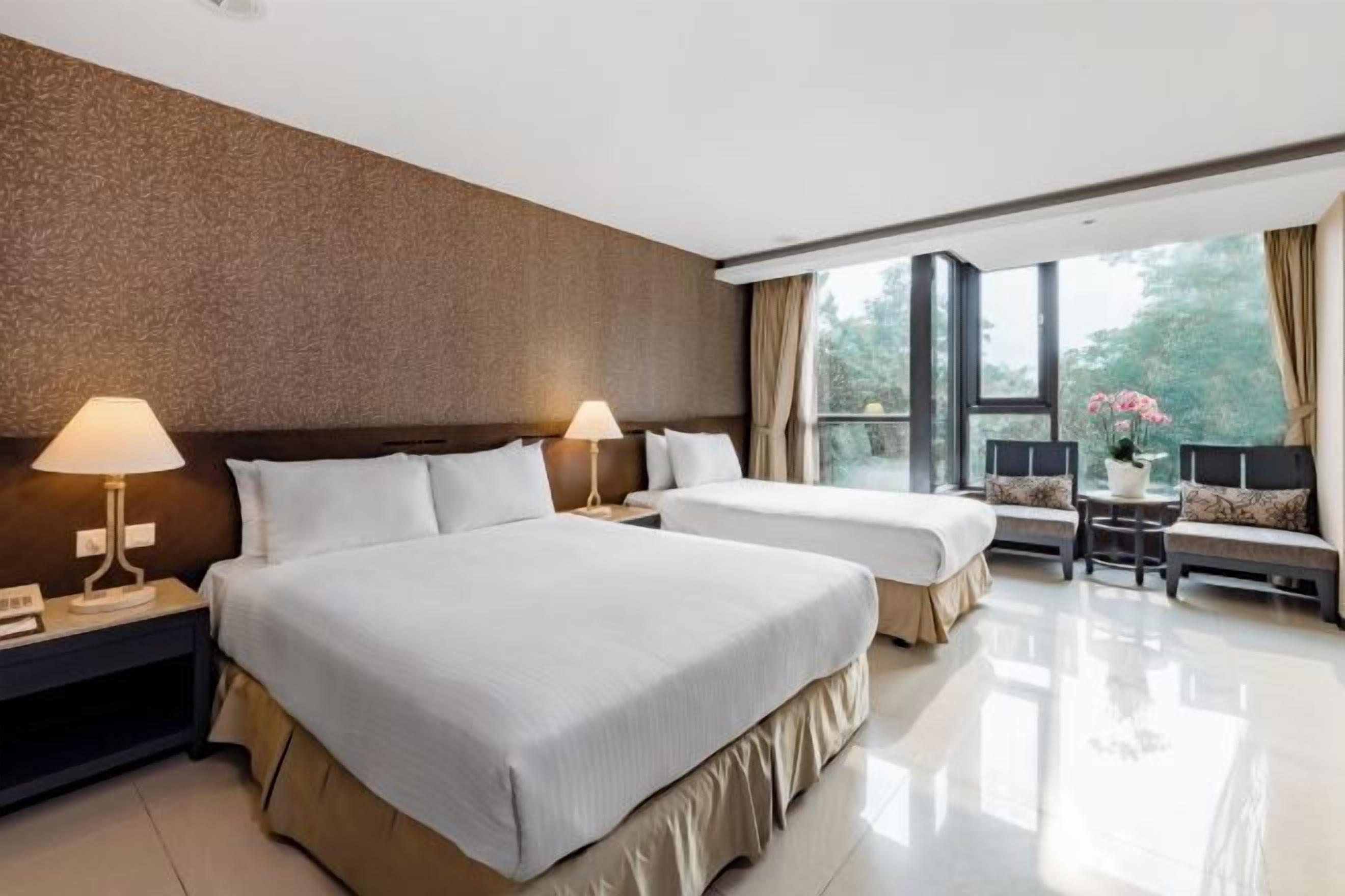 Down comforters, in-room safe, blackout drapes, soundproofing