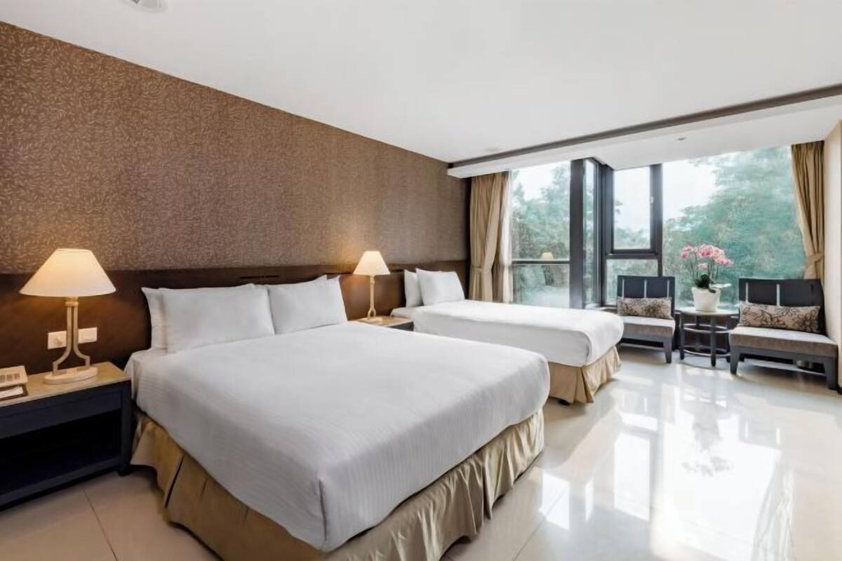 1 habitación, cubrecamas y caja de seguridad en la habitación