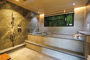 Hair dryer, slippers, towels, shampoo - The Great Roots Forestry SPA Resort (New Taipei City)