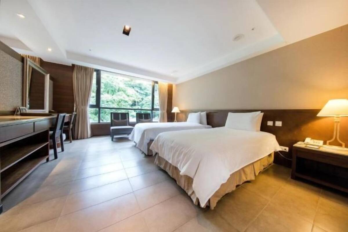 1 habitación, cubrecamas y caja de seguridad en la habitación