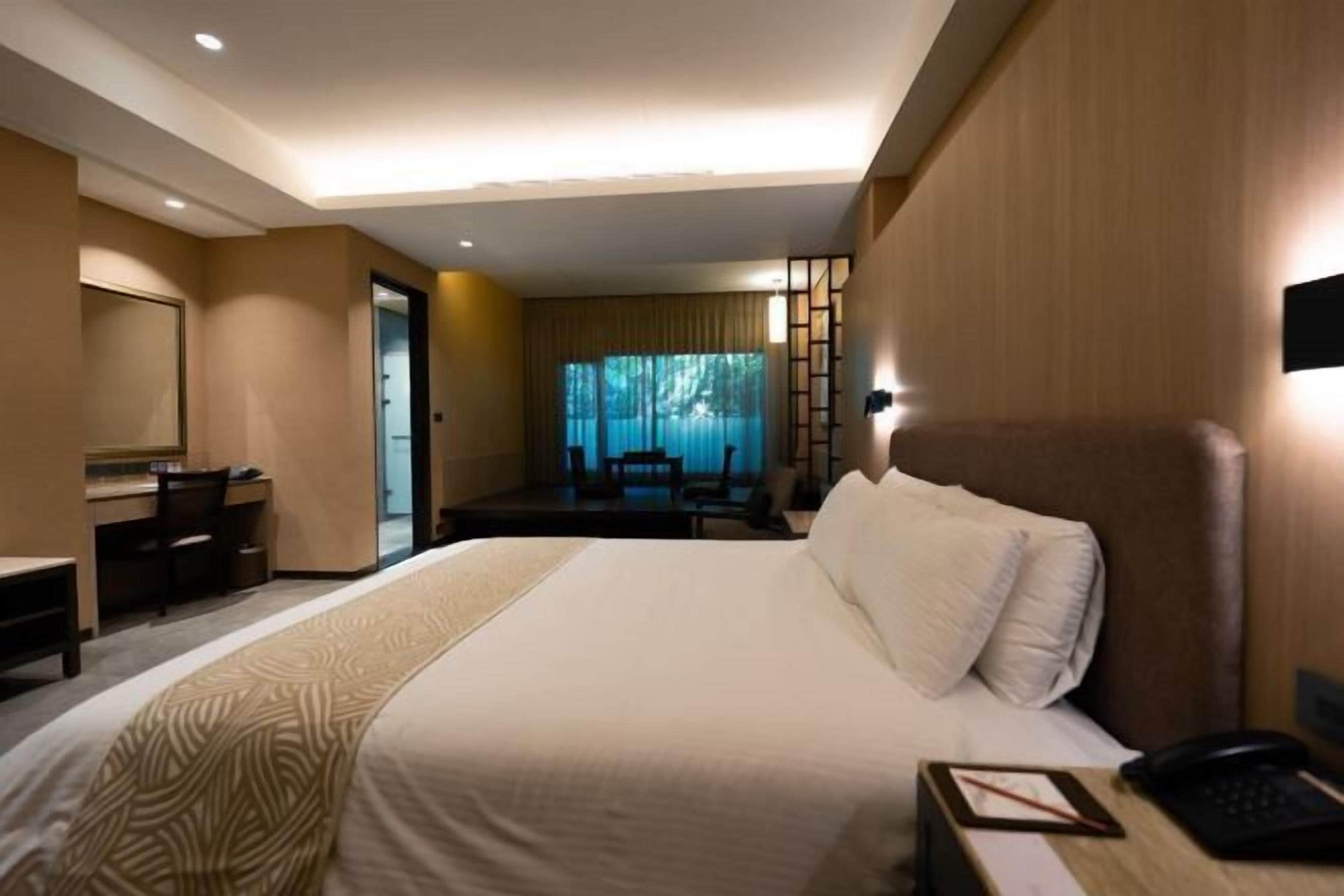 Down comforters, in-room safe, blackout drapes, soundproofing