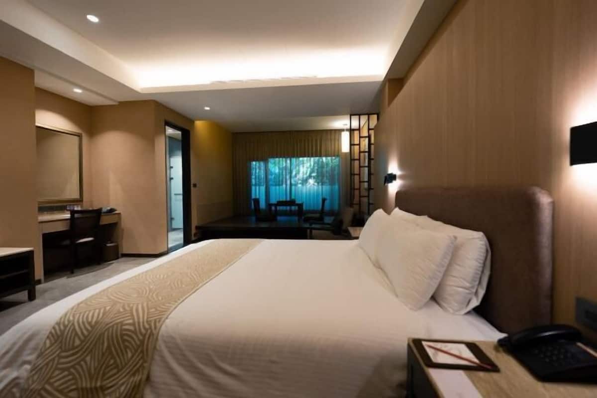 1 habitación, cubrecamas y caja de seguridad en la habitación