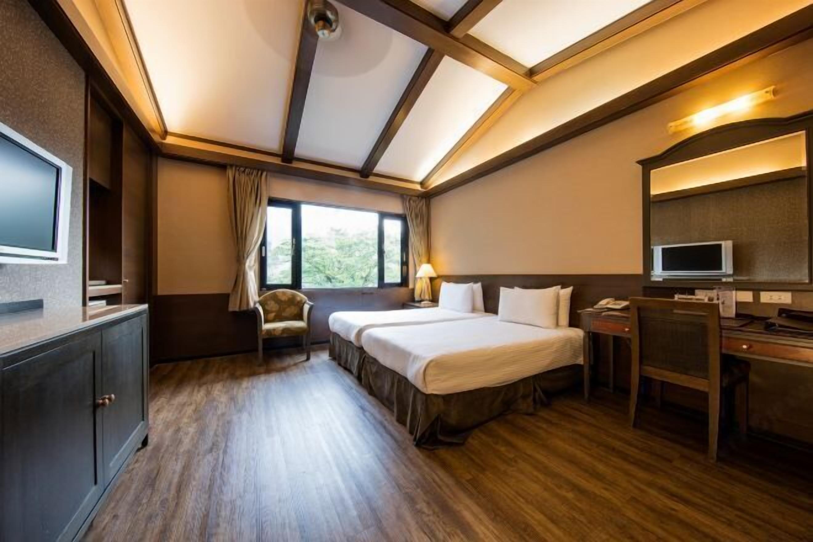 Down comforters, in-room safe, blackout drapes, soundproofing