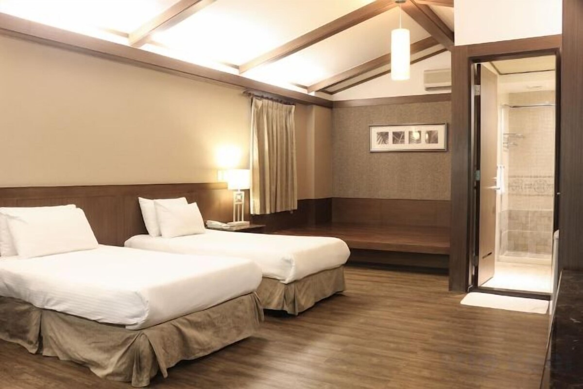 Down comforters, in-room safe, blackout drapes, soundproofing