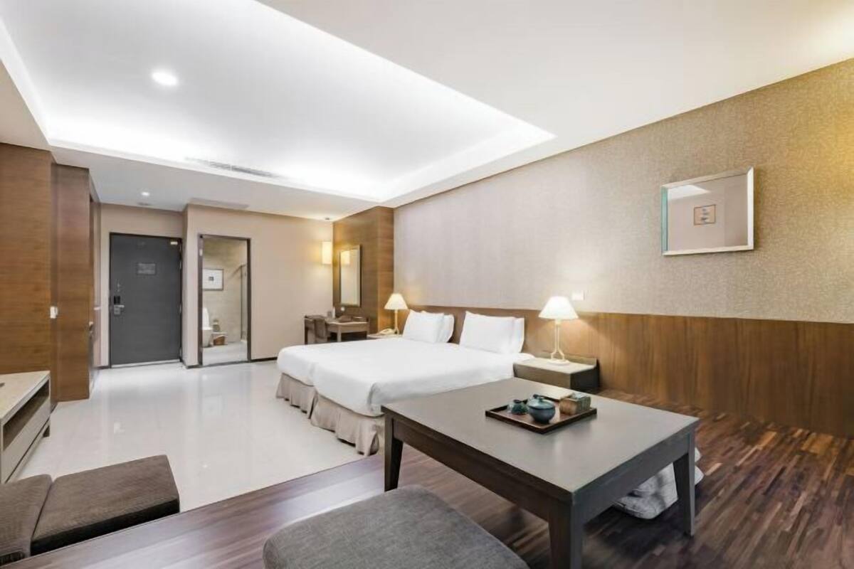 1 habitación, cubrecamas y caja de seguridad en la habitación