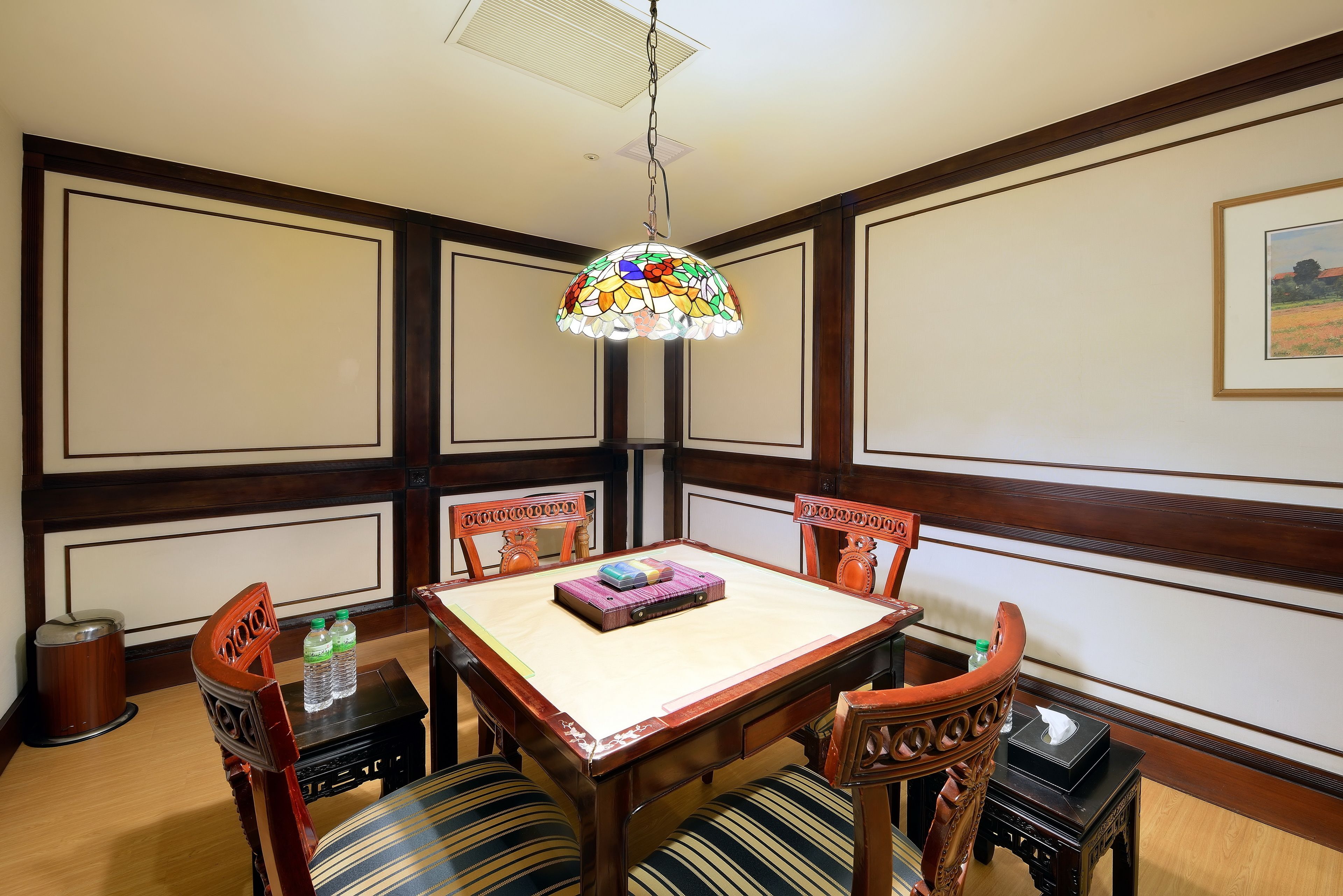 2 restaurants, breakfast, dinner served; chinese cuisine