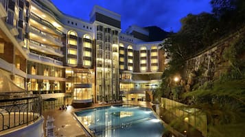 Outdoor pool, sun loungers