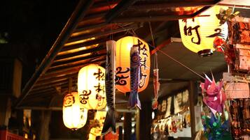 Een traditionele Japanse markt met lampions en diverse waren.