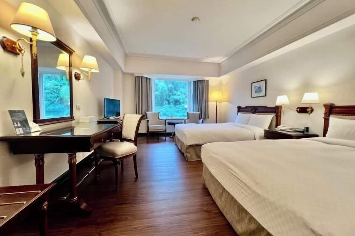 Down comforters, in-room safe, blackout drapes, soundproofing