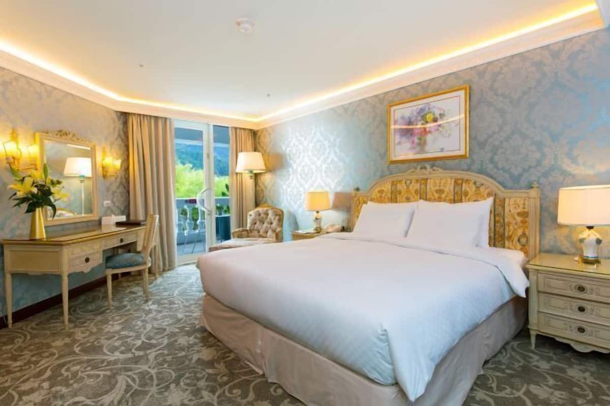 Down comforters, in-room safe, blackout drapes, soundproofing