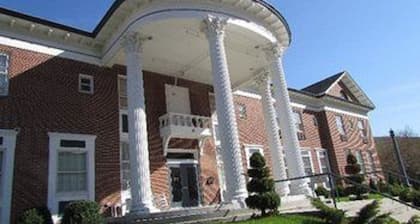 MacArthur Inn