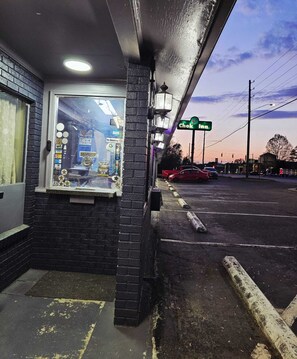 Parking - Chek Inn Motel Rockingham NC (Rockingham)