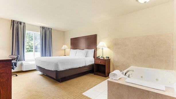 Suite, 1 King Bed with Whirlpool, Non Smoking | Premium bedding, down comforters, pillowtop beds, desk