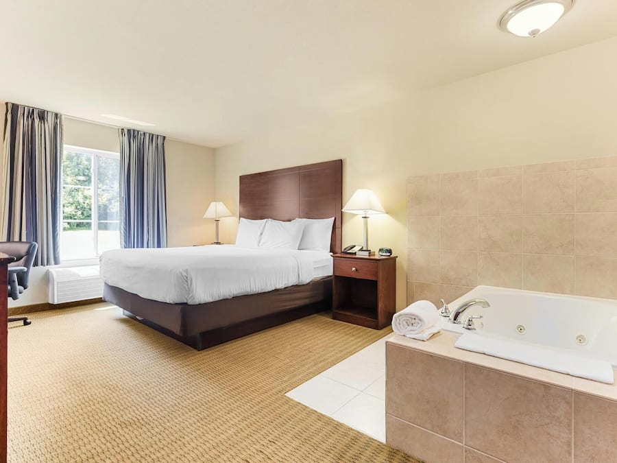 Suite, 1 King Bed with Whirlpool, Non Smoking