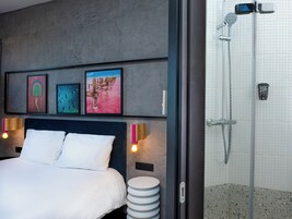 Ropa de cama de alta calidad y caja de seguridad en la habitación 