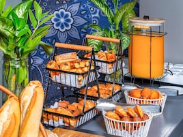 Se ofrece un desayuno bufé todos los días (por un coste adicional)