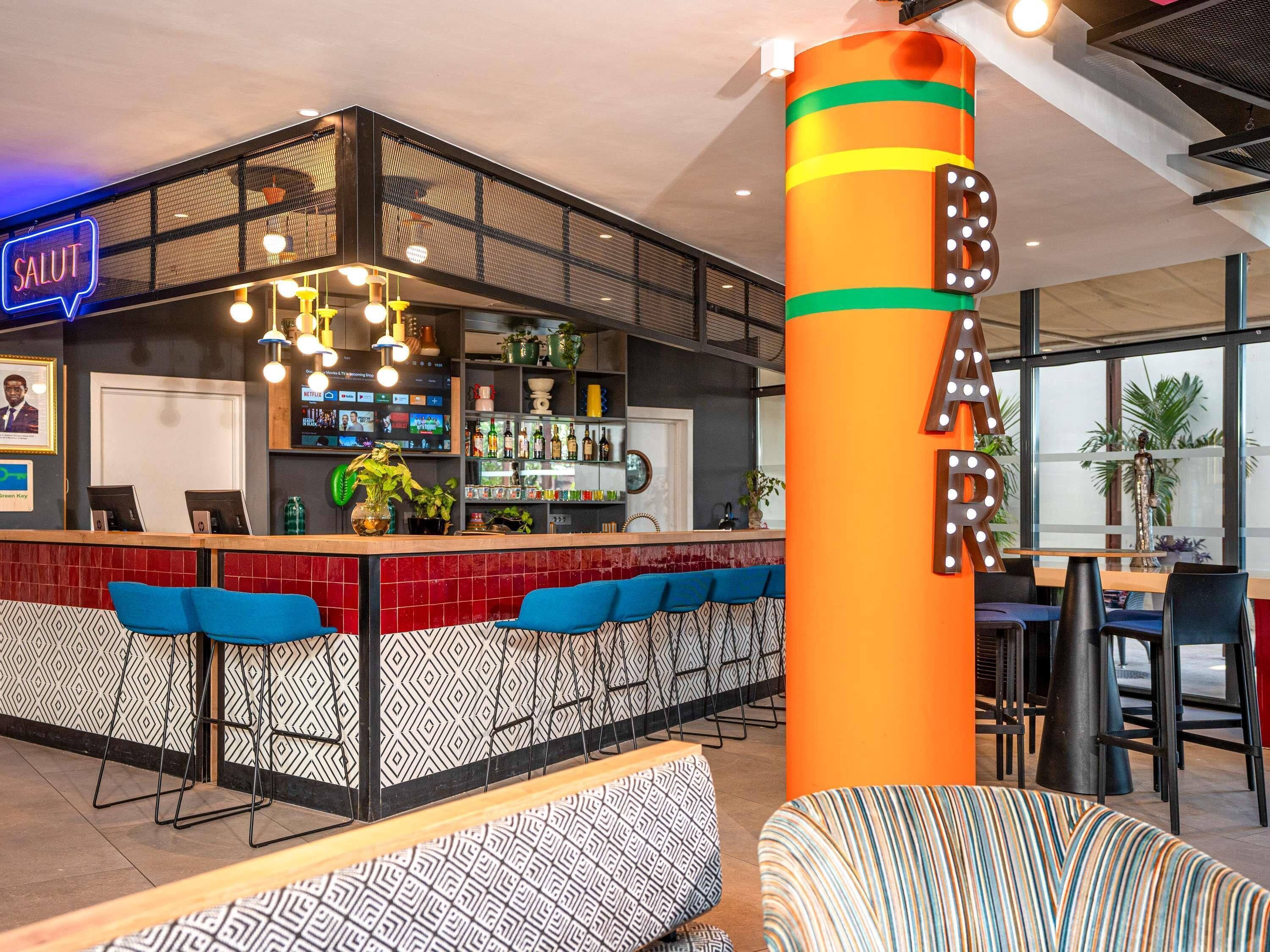 Bar (trong khuôn viên)