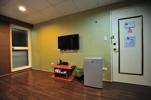 Standard Double Room | Living area | Flat-screen TV