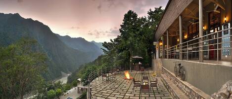 Breakfast, lunch and dinner served