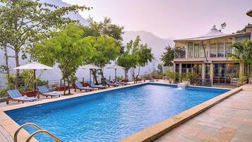 Außenpool, geöffnet von 08:00 Uhr bis 20:00 Uhr, Sonnenschirme