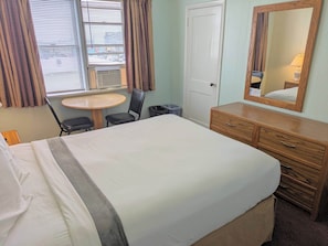 Habitación estándar, 1 cama Queen size, refrigerador y microondas | Tabla de planchar con plancha, wifi gratis y ropa de cama