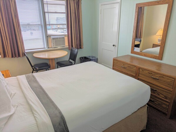 Habitación estándar, 1 cama Queen size, refrigerador y microondas | Tabla de planchar con plancha, wifi gratis y ropa de cama 