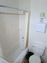 Suite estándar, 1 habitación, frigorífico y microondas | Baño | Artículos de higiene personal gratuitos, secador de pelo y toallas