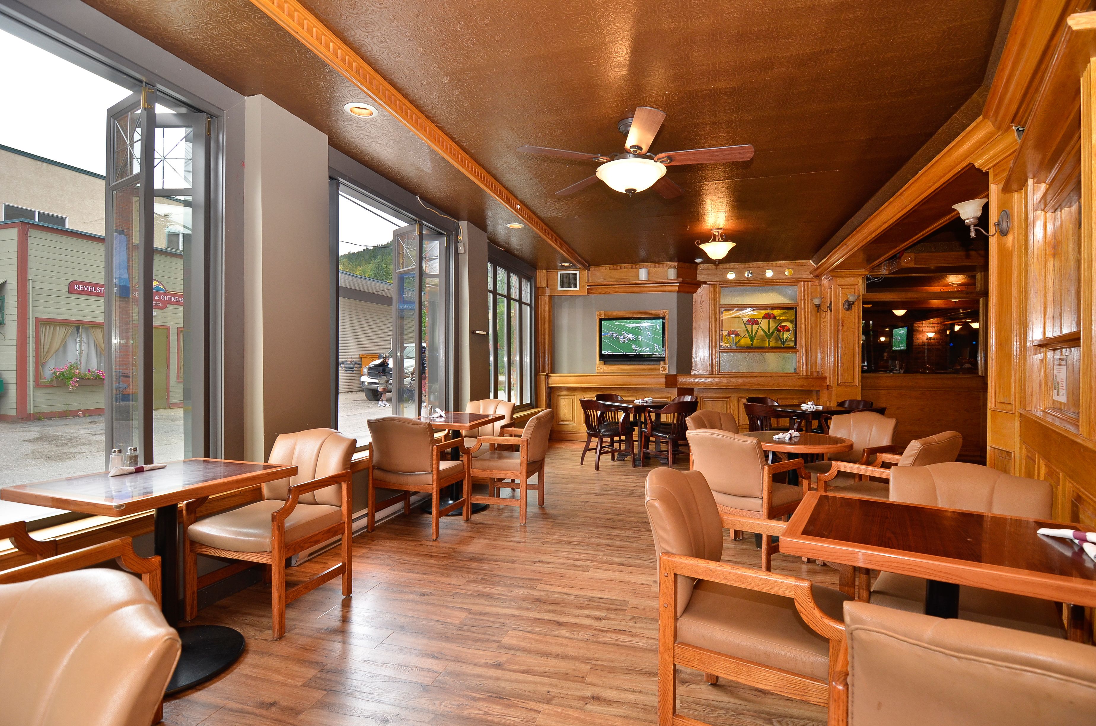 serves lunch and dinner