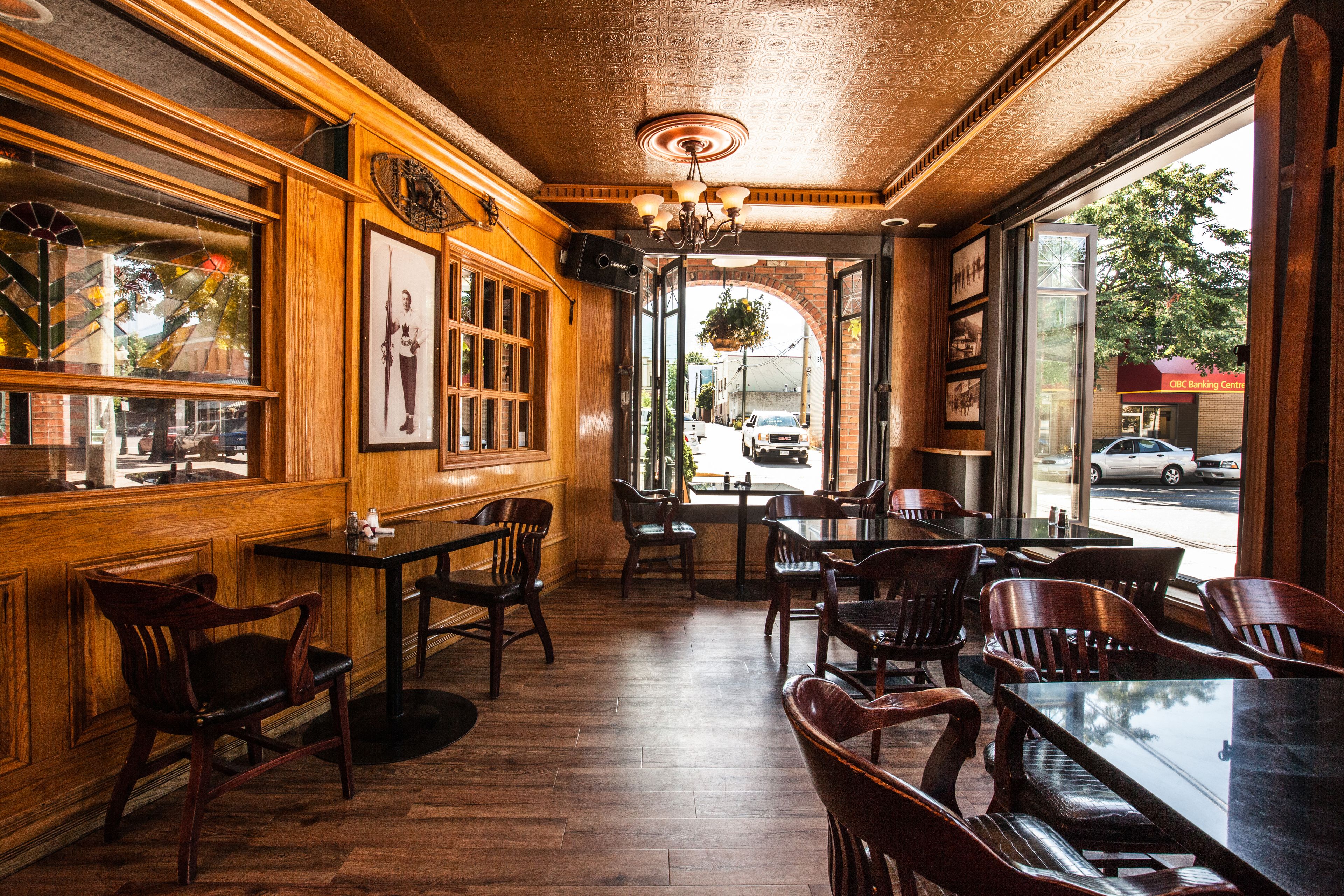 Serves lunch and dinner