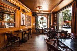 DĂźner et souper servis sur place