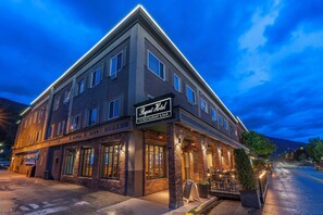 Exterior - Regent Hotel (Revelstoke)