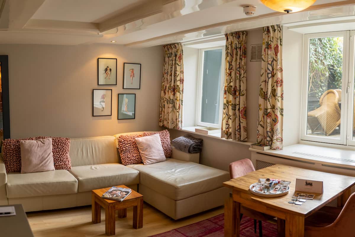 Apartment, 1 Bedroom, Garden View (Jeroen Bosch) | Living area | Flat-screen TV, DVD player