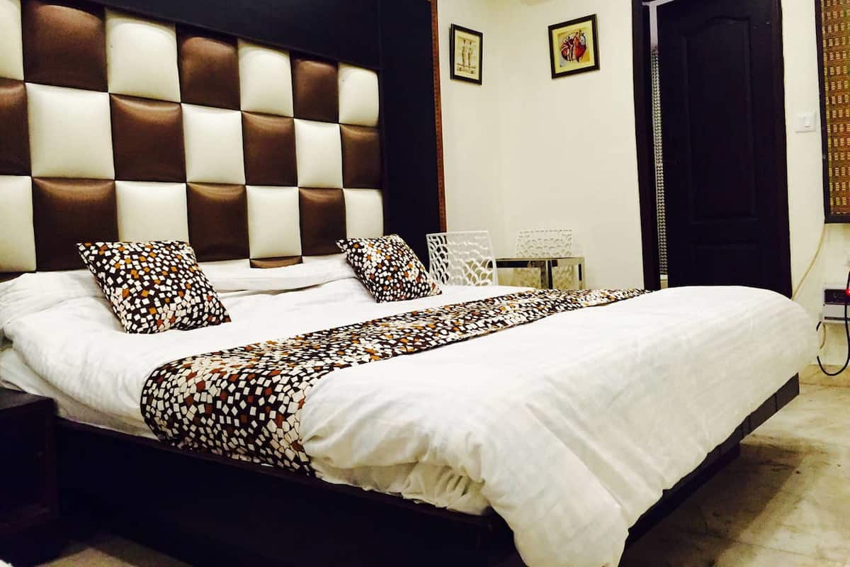 Memory foam beds, in-room safe, desk, WiFi (free)