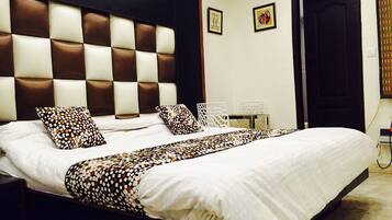 Memory-foam beds, in-room safe, desk, free WiFi