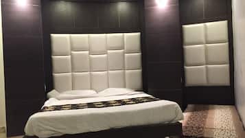 Memory-foam beds, in-room safe, desk, free WiFi