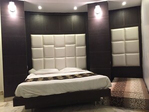 Camas com colchões de espuma com sistema de memória, cofres nos quartos