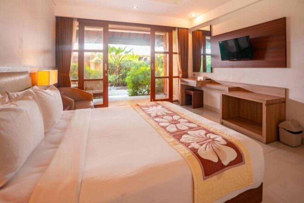 In-room safe, desk, WiFi (free), bed sheets