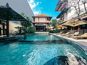 Outdoor pool, pool umbrellas, sun loungers - Bali Summer Hotel (Kuta)
