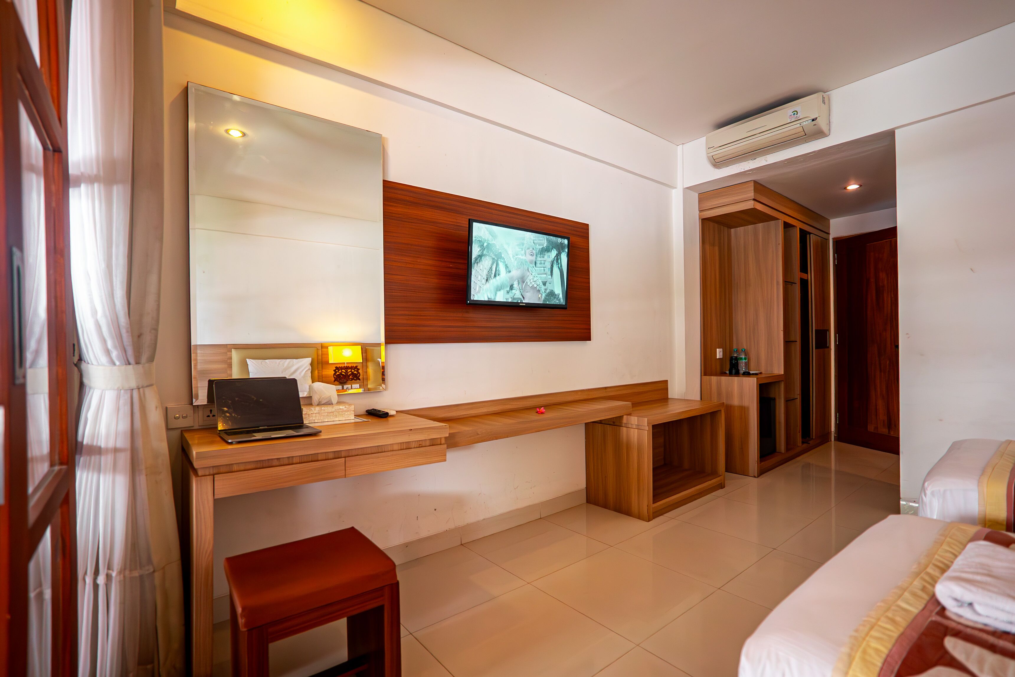 华丽客房 | 客房内保险箱、办公桌、免费 WiFi、床单