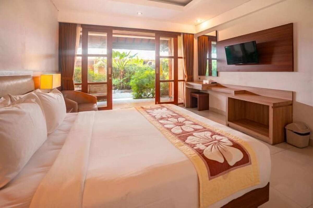 In-room safe, desk, WiFi (free), bed sheets