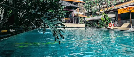 Kolam renang outdoor, dengan payung kolam renang dan kursi berjemur